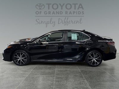 2022 Toyota Camry Hybrid SE