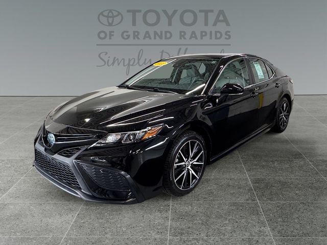 2022 Toyota Camry Hybrid SE