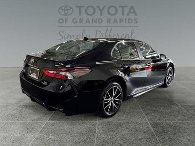 2022 Toyota Camry Hybrid SE