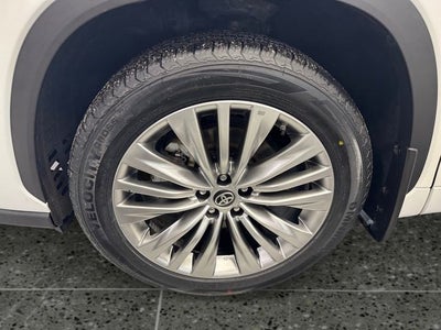 2024 Toyota Highlander Hybrid Platinum