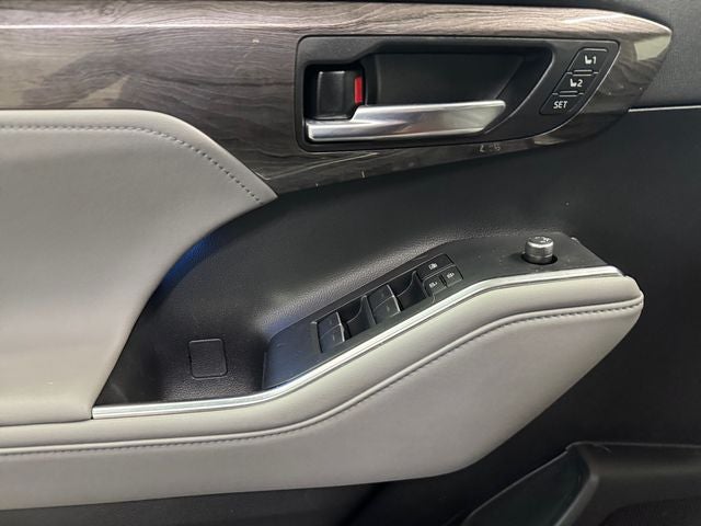 2022 Toyota Highlander Hybrid Platinum