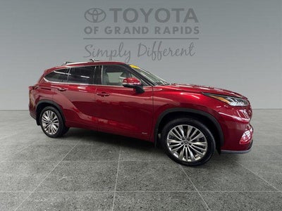 2022 Toyota Highlander Hybrid Platinum