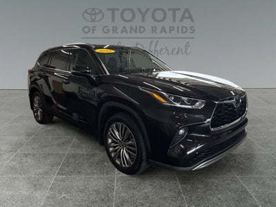 2022 Toyota Highlander Hybrid Platinum