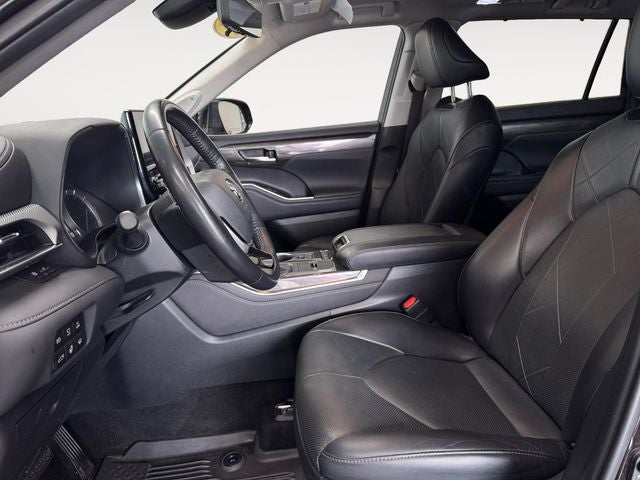 2022 Toyota Highlander Hybrid Platinum