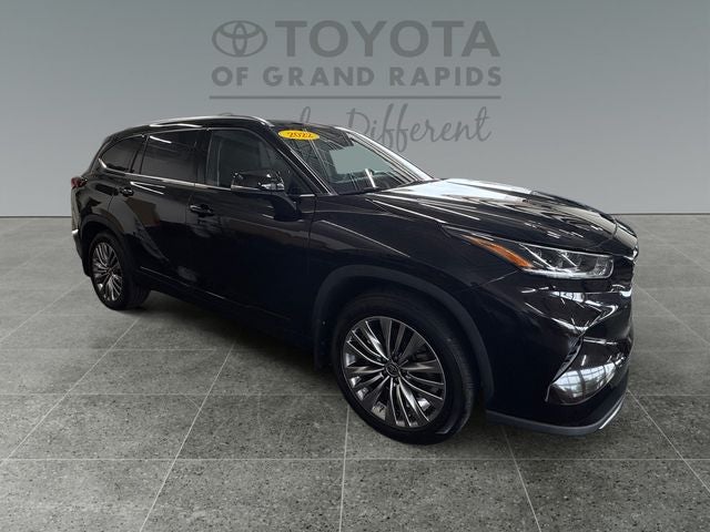 2022 Toyota Highlander Hybrid Platinum