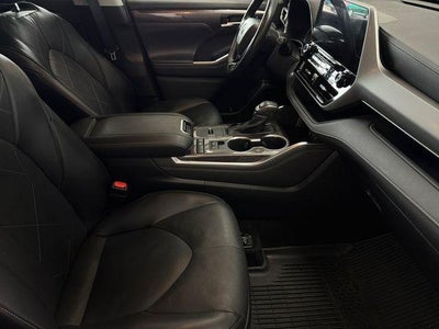 2022 Toyota Highlander Hybrid Platinum