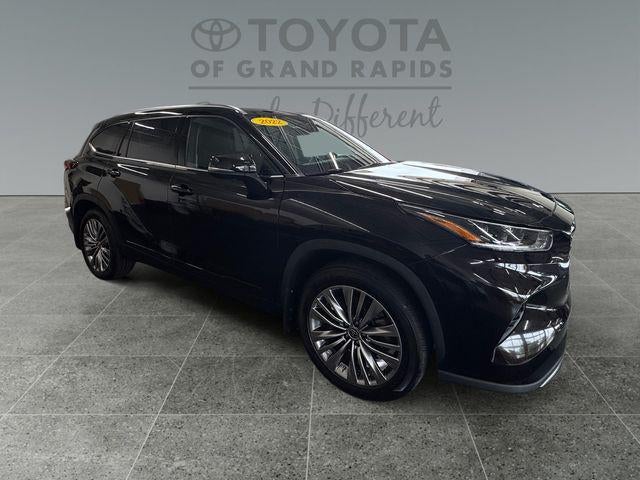 2022 Toyota Highlander Hybrid Platinum