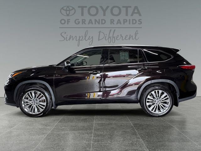 2022 Toyota Highlander Hybrid Platinum