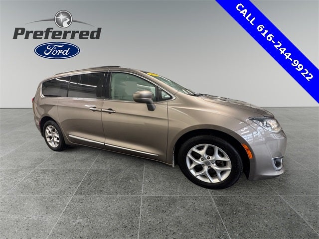 2017 Chrysler Pacifica Touring L 3.6 Liter V6 7 Passenger 3rd Row Seating