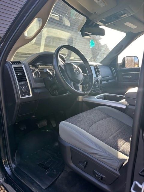 2017 RAM 1500 Big Horn 5.7 Liter V8 Hemi Crew Cab 4WD