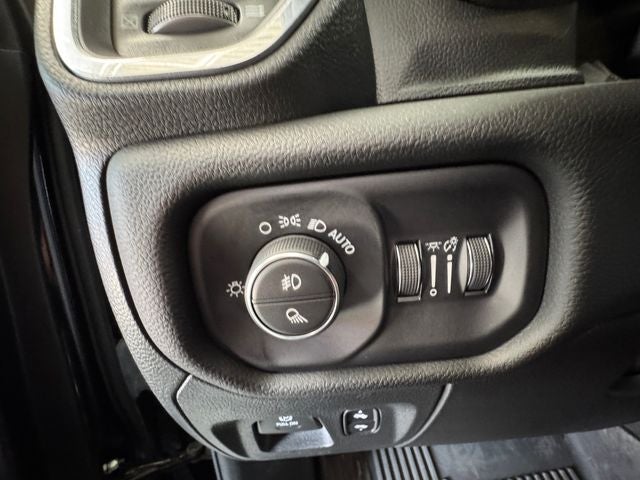 2023 RAM 1500 Laramie Crew Cab 4x4 5'7' Box