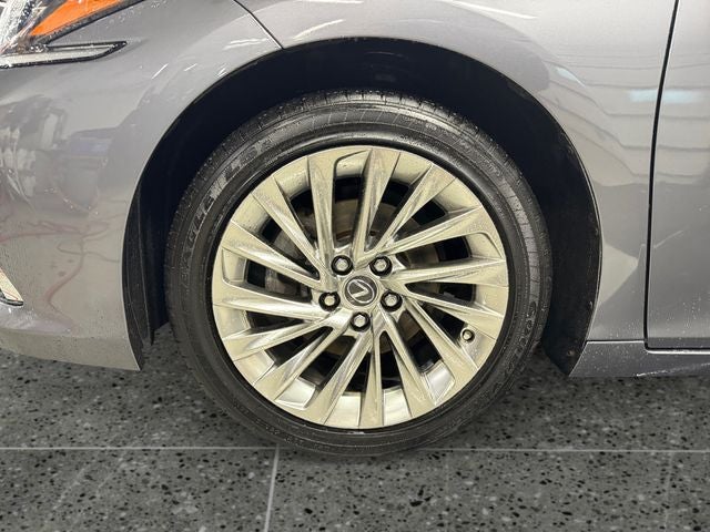 2019 Lexus ES 300h 300h Luxury 2.5 Liter FWD